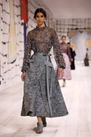 Haute couture týden módy odstartoval střetem protikladů. Schiaparelli hledí do budoucnosti a Dior se vrací do 50. let