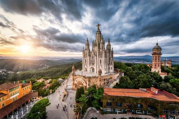 smírný kostel nejsvětějšího srdce ježíšova v hoře tibidabo, barcelona - tibidabo - stock snímky, obrázky a fotky