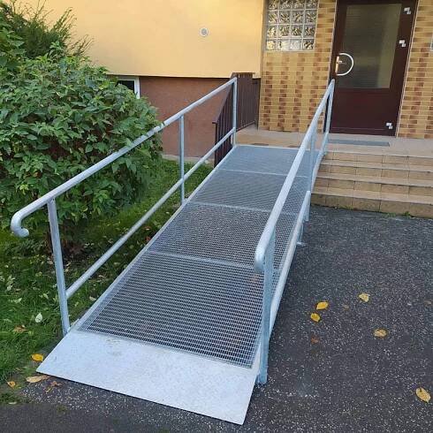 Roštové rampy pro invalidy a seniory - POMŮCKOV