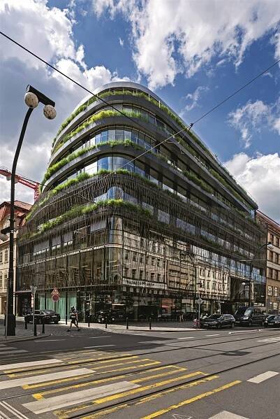 Umělecká díla, fascinující ekologický interiér. Budova Drn na Národní třídě ohromí