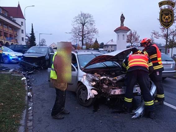 Střet dvou aut v Lukově si vyžádal jednoho zraněného