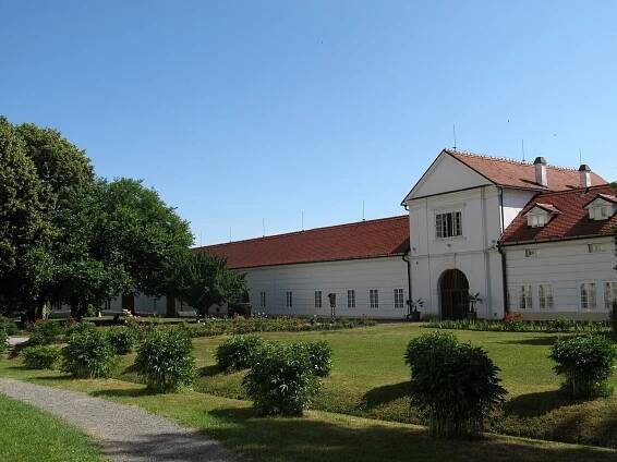 Soubor:Zámek Vizovice (3).jpg – Wikipedie