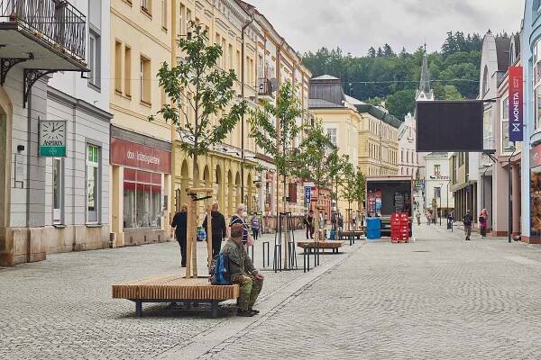 FOTO: Dokončená pěší zóna v Trutnově poutá 21 metrů dlouhým vodním prvkem