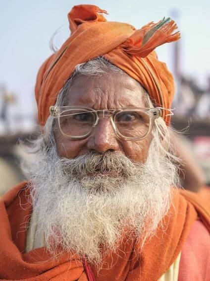portrait man specs broken orange pilgrims Kumbh mela 2019 India Allahabad Prayagraj Ardh hindu religious Festival event rivers photographer jose jeuland photography