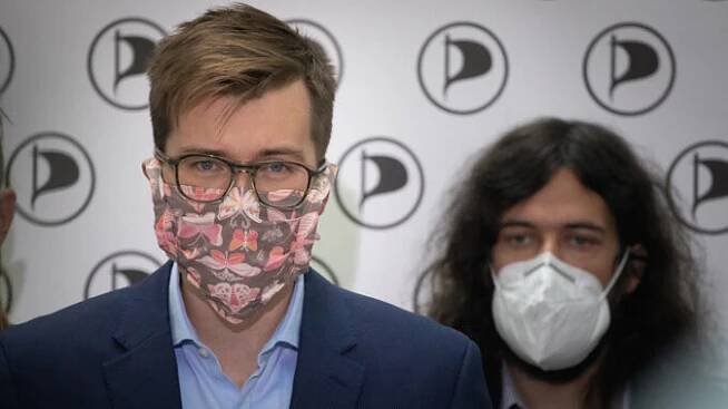 Jakub Michálek válčí s Vladimirem Putinem ve svetru. Poradil lidem, ať si stáhnou topení o 1 stupeň Celsia. Rusko tím dostane úder, tvrdí Pirát