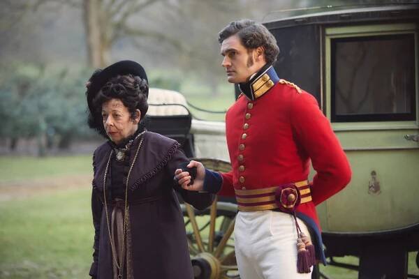 Frances de la Tour, Tom Bateman - Jarmark marnosti - Slečna Sharpová si nachází přátele - Z filmu
