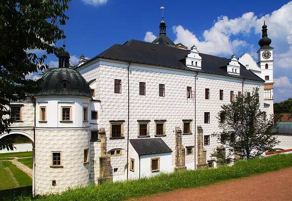 File:Pardubice , zámek.jpg