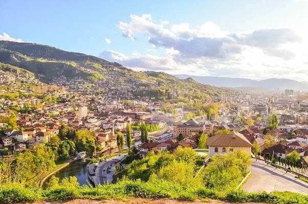 letecký pohled na sarajevo, jarní slunečný den - sarajevo - stock snímky, obrázky a fotky