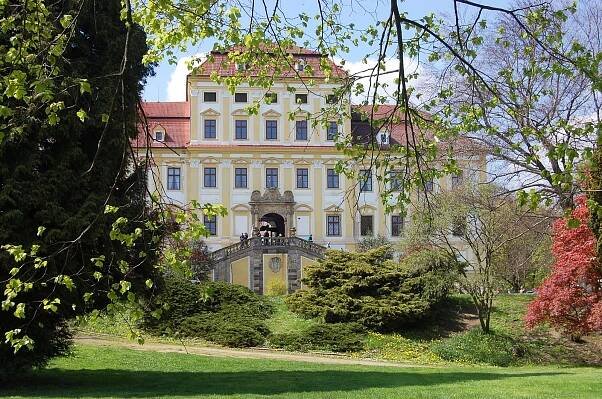 Zrcadlový sál na Červeném Hrádku projde obnovou. Restaurátoři se pustí do dřeva