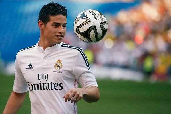 VIDEO Madrid šílí: James poprvé trénoval v dresu Realu
