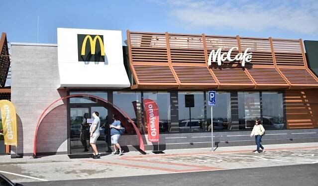 U dálnice D1 už voní hamburgery. McDonald’s na odpočívadle v Mořicích otevřel