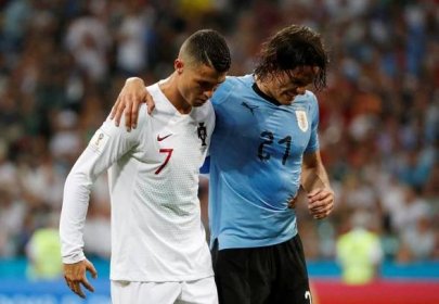Portugalec Cristiano Ronaldo odvádí zraněného Edinsona Cavani během osmifinále MS #football #World #Cup #sport #Portugal #U...