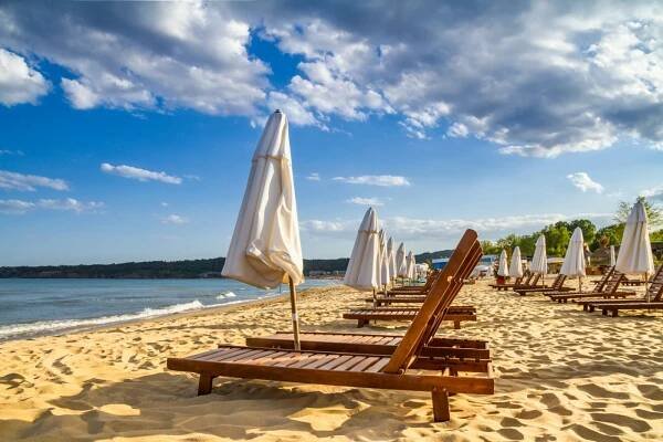 Lehátka a slunečníky na pláži Kavats kousek od města Sozopol, Bulharsko, KM TRAVEL