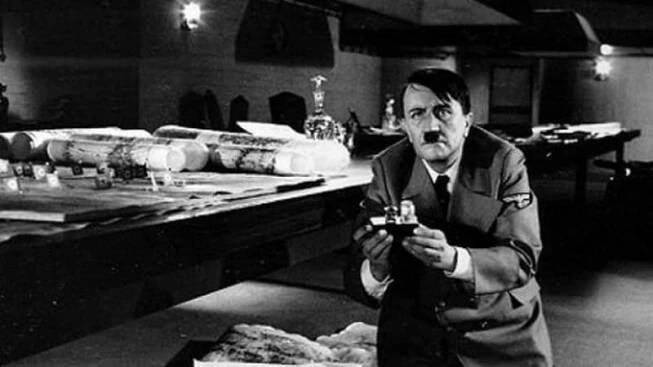 František Vicena jako Adolf Hitler v komedii Zítra vstanu a opařím se čajem.