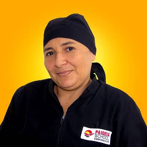 Una mujer vestida con uniforme de chef de la escuela Paideia.