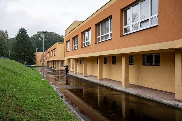 „Nejhorší chodník v kraji“ je minulostí. Chodník u ZŠ Šeříková září novotou