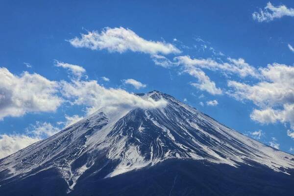 bezplatná Nápadná fotografie hory Fuji se sněhem a mraky proti modré obloze, která ukazuje přírodní krásy. Základová fotografie