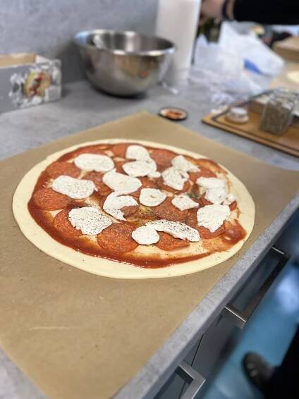 Kroucená pizza na grilu - příprava v kuchyni
