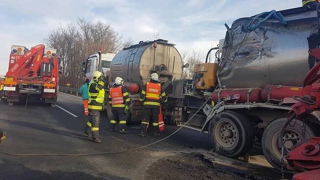 Dvě jednotky se speciální technikou odstranily na dálnici D46 z vozovky 10 tun tekoucího asfaltu | POŽÁRY.cz - ohnisko žhavých