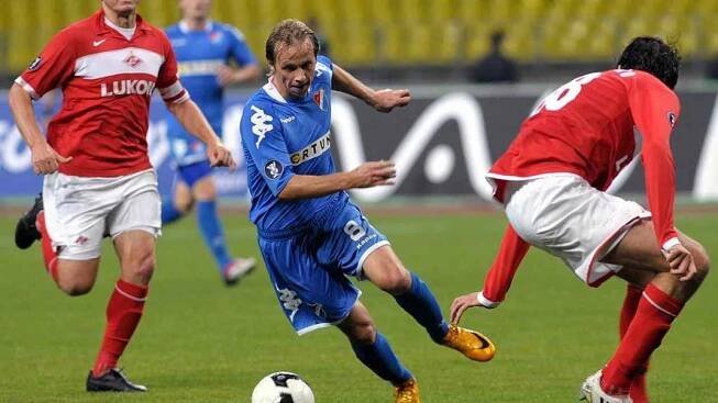 Střelec branky Baníku Rudolf Otepka proniká obranou Spartaku Moskva