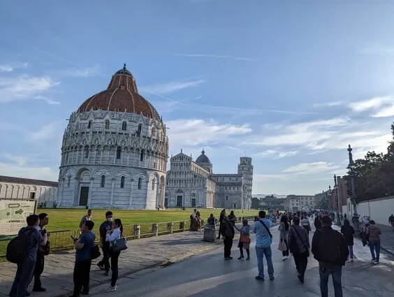 Blick auf das gesamte Areal und die Touristen auf der Piazza dei Miracoli