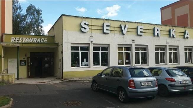 Dycky Severka! Hospůdka z Mostu nabízí slevy a těží ze své slávy