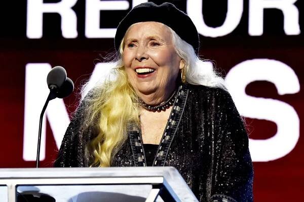 Joni Mitchell gives rare public performance at pre-Grammys tribute