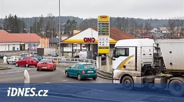Řidiče láká levný benzin. Fronta aut u pumpy pak ucpává křižovatku - iDNES.cz