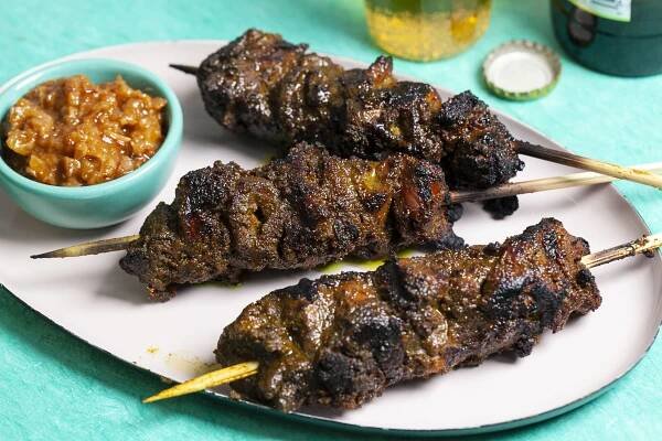 Pollo Stay con salsa d'arachidi