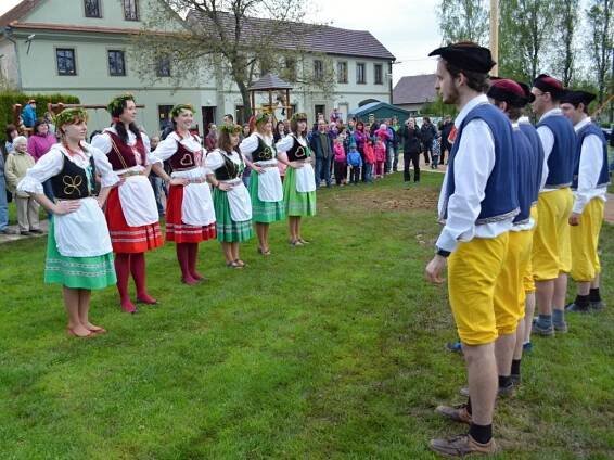 Stavění májky v Dolním Újezdu je jarní tradicí