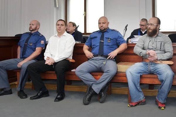 Soud v Plzni vyměřil dvěma mužům za vraždu z roku 2008 u Aše 13 let vězení