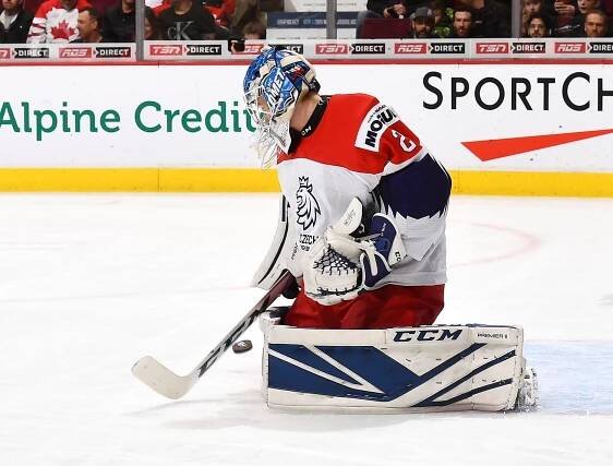 Dostál končí ve Finsku. Nejlepšího gólmana ligy si Anaheim stáhl do zámoří