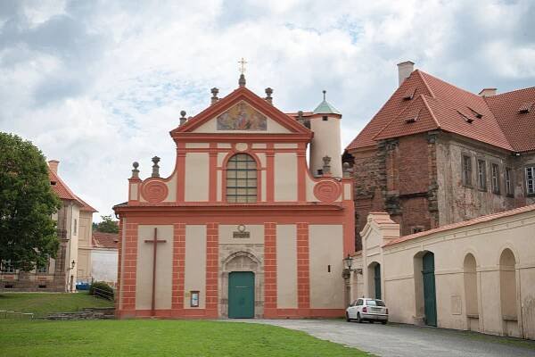 FOTO: Kdysi nejbohatší cisterciácký klášter v Čechách stojí na vodě. Jiný takový ve střední Evropě nenajdete