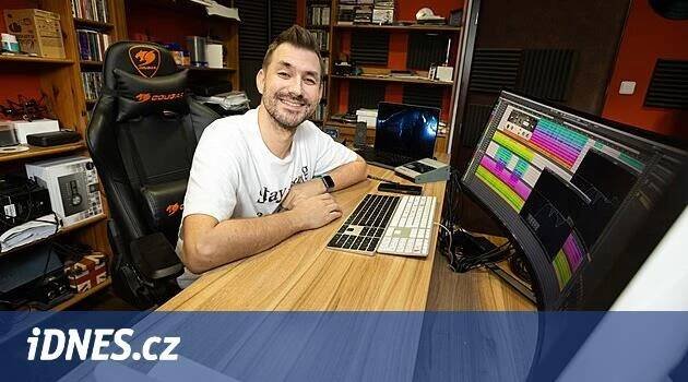Skladatel Daniel Barták žije v unikátním bytě se studiem na pražském Smíchově - iDNES.cz