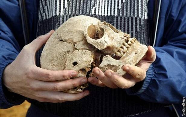 Desítky padlých z Ostravské operace mají po exhumaci opět jména
