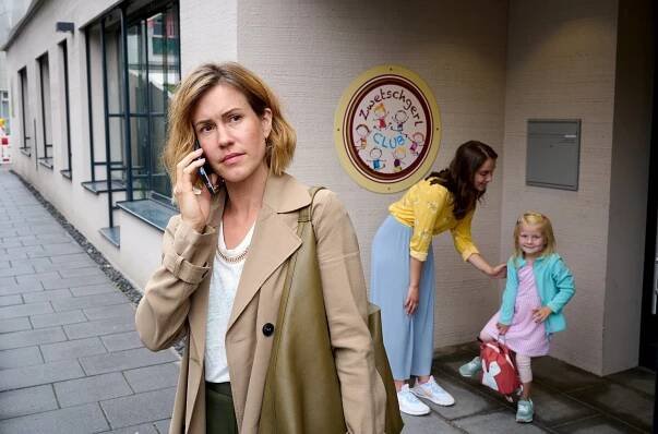 Wolke Hegenbarth, Lara Grunwald - Toni, männlich, Hebamme - Mächtig schwanger - Z filmu