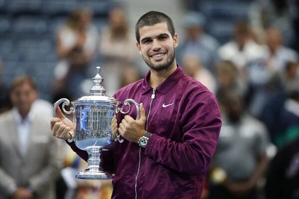 Carlos Alcaraz with the US Open title.