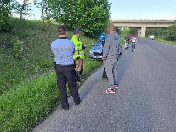 Auto srazilo ve Studeněvsi muže na elektrokoloběžce, viník od nehody ujel