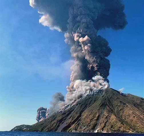 Italská sopka Stromboli začala chrlit dým a lávu. (3. července 2019)