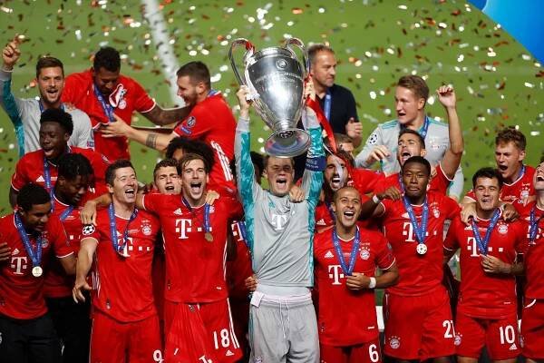 Lewandowski děkoval fotbalovým bohům. Neymar si na trofej aspoň sáhl