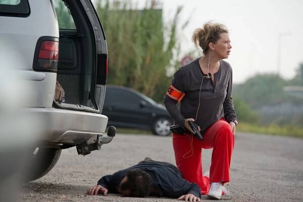 Policajtka Barbie - Jen ať se opijem - Z filmu - Cécile Bois