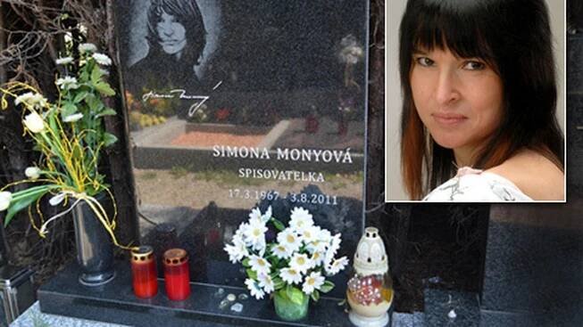 Rok od ubodání Monyové: Fanoušci jí nosí na hrob květiny