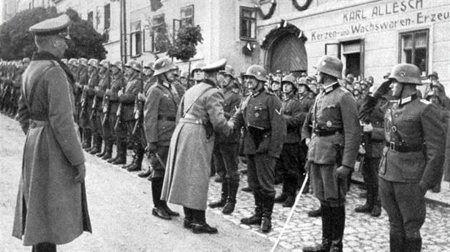 Záběr z vojenské přehlídky ve Vimperku, kde generál von Epp mluví s příslušníkem pěšího pluku 61, který se účastnil bojů v 1. světové válce.