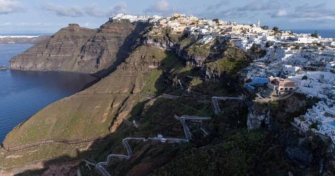 Na Santorini platí výjimečný stav. Před otřesy uprchlo z ostrova už víc než 12 tisíc lidí