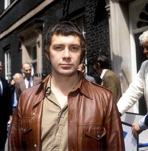 Zemřel britský herec Lewis Collins, drsný Bodie z Profesionálů