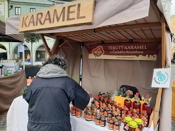 Langoš za 120, zelené pivo za 60. Za kolik si nakoupíte na budějovickém trhu