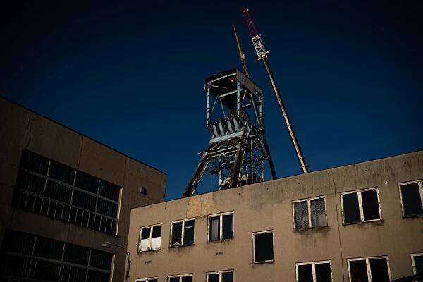 OBRAZEM: Staříč I, Paskov, historie... Těžní věž dolu ve Sviadnově jde k zemi
