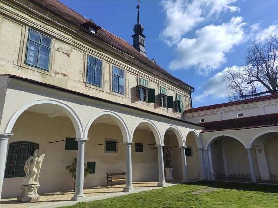 Nová prohlídková trasa na státním zámku Uherčice se otvírá veřejnosti. Obnova památky úspěšně pokračuje - Národní památkový