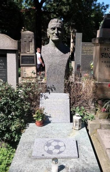 Stanislav Hanzík: Busta Josefa Bicana, Vyšehradský hřbitov, hrob č.7-2