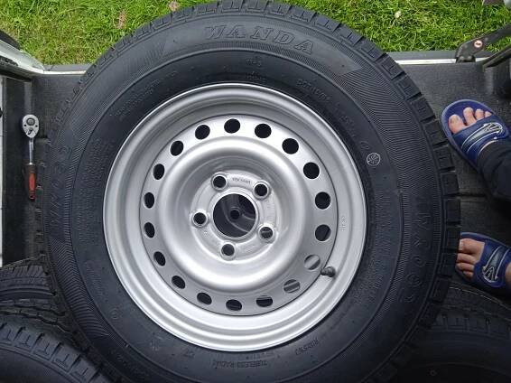 Dobrý den, Prodám nová kompletní kola na přívěsný vozík rozměr 185/14C disk 5x112 původní cena 3290 Kč nyní za 2200 Kč/ks - InzerceTrinec.cz